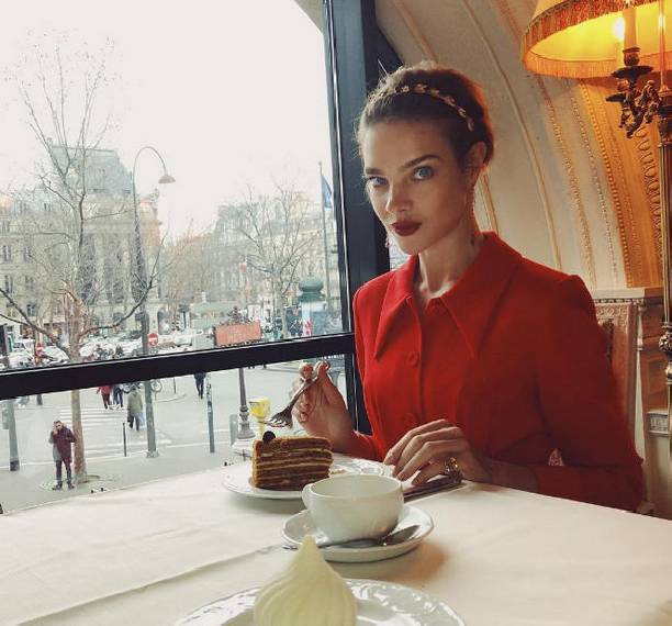 Наталья Водянова позволяет себе есть тортики вопреки слухам о жесткой диете