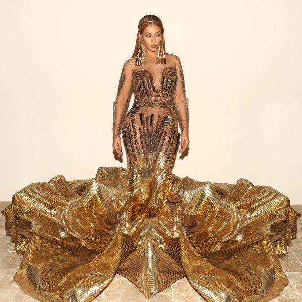 Папарацци сделали изумительные фото эпатажного платья Бейонсе