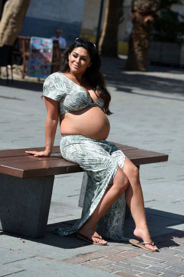 Кейси Батчелор распугала прохожих и папарацци беременным животом
