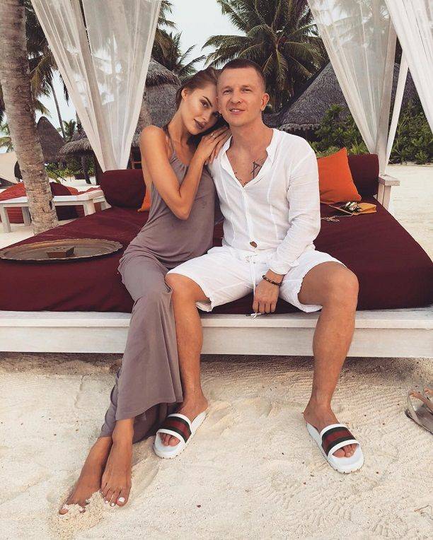 Певица Ханна показала беременный животик внушительных размеров