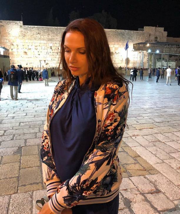 Эвелина Бледанс пожаловалась на проблемы со слухом