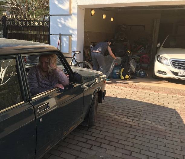 Работники Анастасии Волочковой превратили её дом в свалку