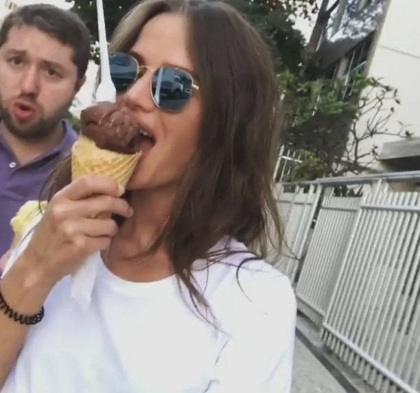 Певица Алекса поделилась снимком в свадебном платье и засветила лицо мужа