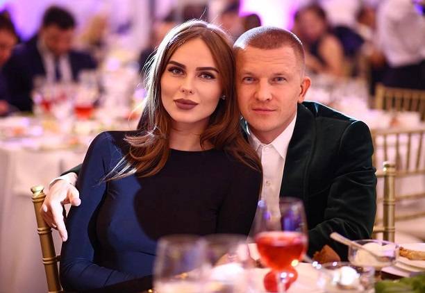 Певица Ханна в бикини показала беременный животик