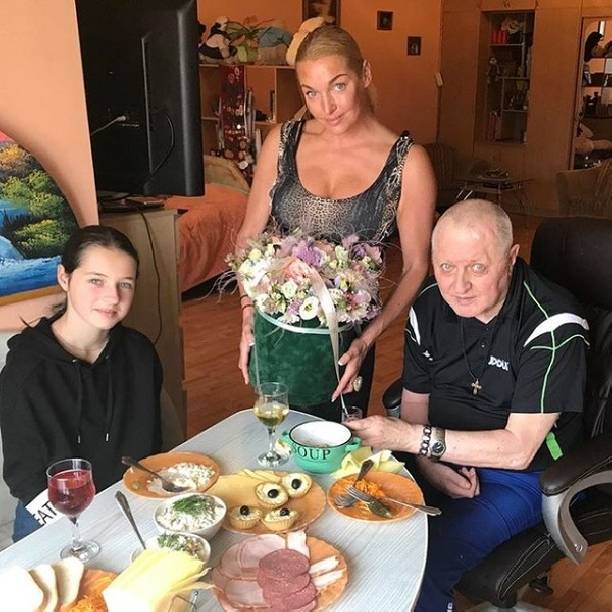 Анастасия Волочкова прокомментировала состояние здоровья своего больного отца      