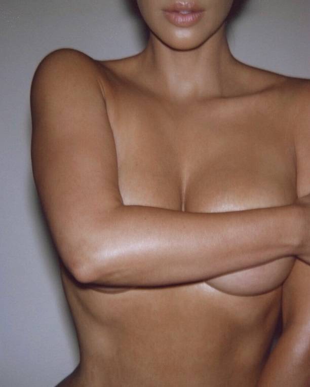 Фотографии обнаженной Ким Кардашьян становятся все откровеннее и сексуальнее