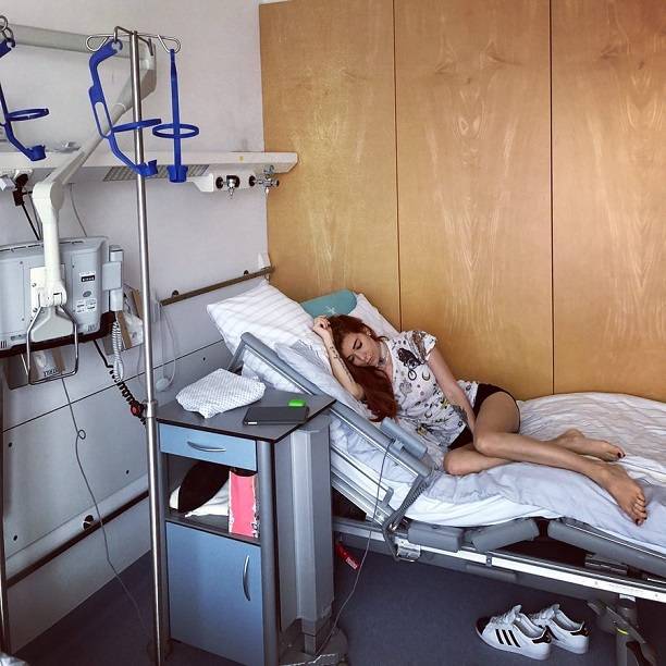 "Я совсем не могу пить, захлёбываюсь": Николь Кузнецова пытается оправиться после смертельно опасной операции в Германии.