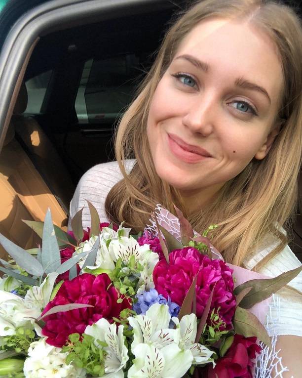Окровавленная Кристина Асмус спешно покинула рабочее место