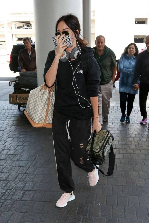 Меган Фокс попыталась скрыться от папарацци, прикрыв лицо телефоном