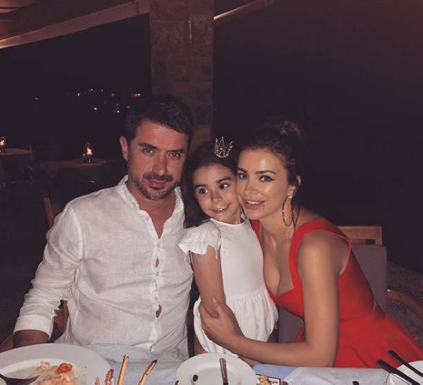 Ани Лорак опубликовала совместную фотографию с супругом и дочерью