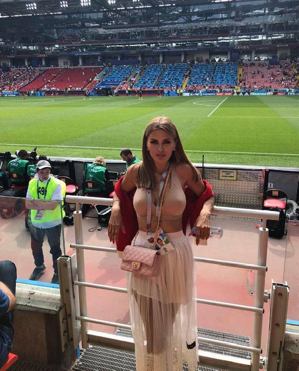Виктория Боня была раскритикована за демонстрацию груди на футбольном матче