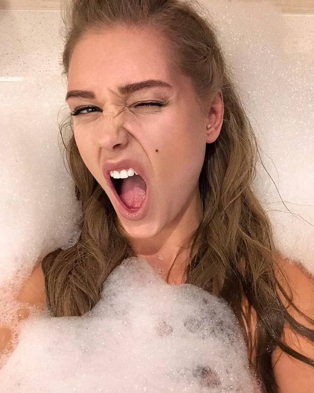 Кристина Асмус разместила "горячее" фото в ванной, подкрепив 10 интересными фактами о себе