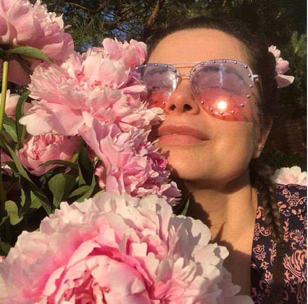 Наташа Королева прогадала с длиной платья на детском празднике