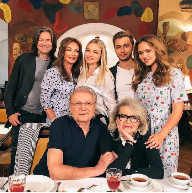 Инна Маликова порадовала редкой фотографией всей семьи