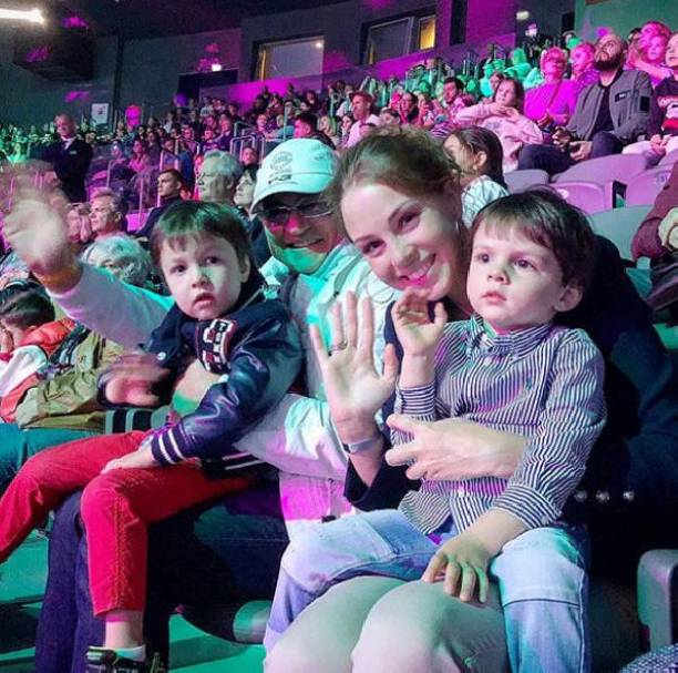 Полина Диброва с детьми не смогла пройти таможню