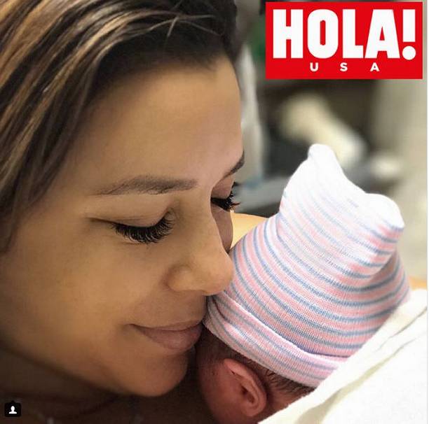 Ева Лонгория поделилась трогательной фотографией с новорожденным сыном