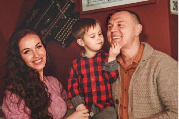 Степан Меньщиков заселяет экс-супругу с детьми поближе к себе