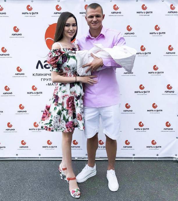 Анастасия Костенко с новорожденной дочкой выписалась из роддома