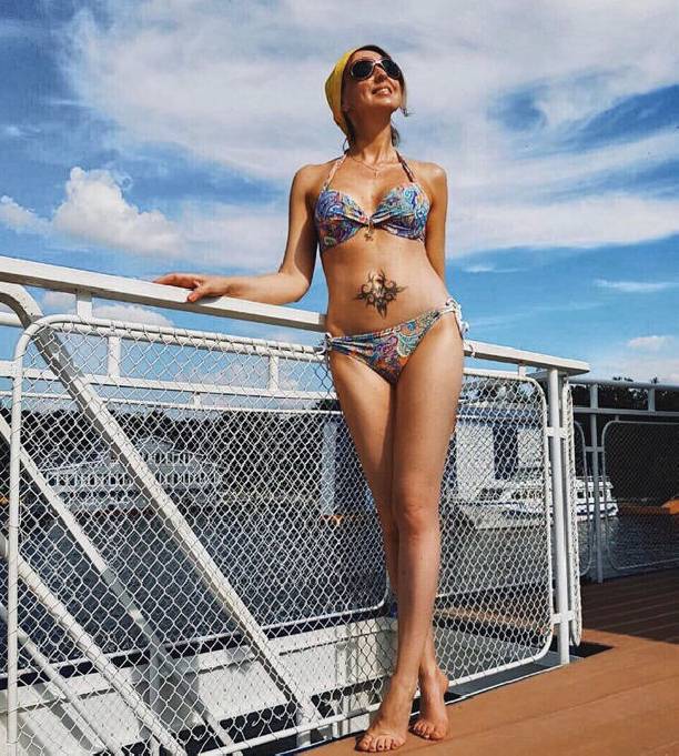 Наталья Сенчукова продемонстрировала стройную фигуру в купальнике