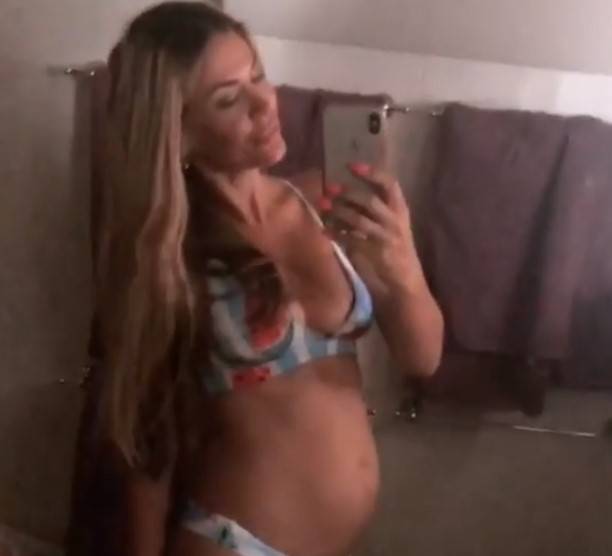 После снимка топлесс Таня Терешина опубликовала видео-селфи беременного животика