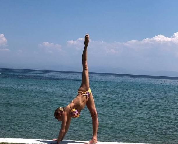 Анастасия Волочкова распласталась в шпагате на отдыхе в Греции