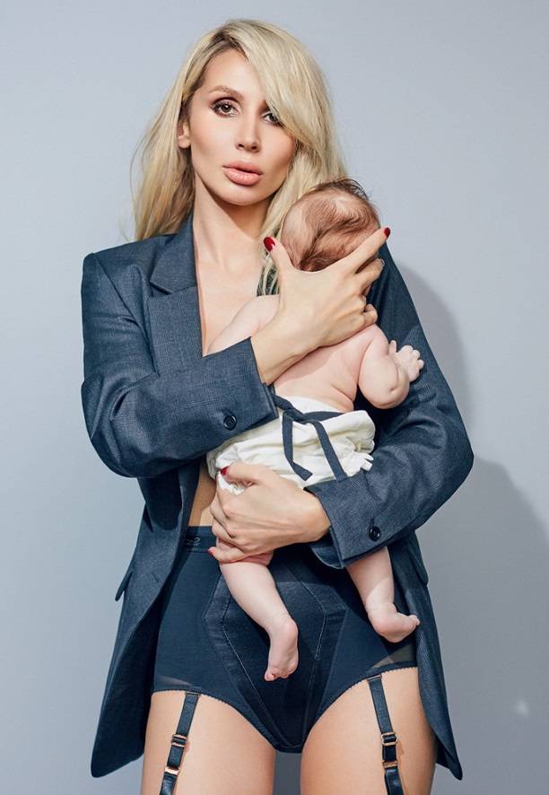 Лобода устроила фотосессию с дочерью в пиджаке на голое тело