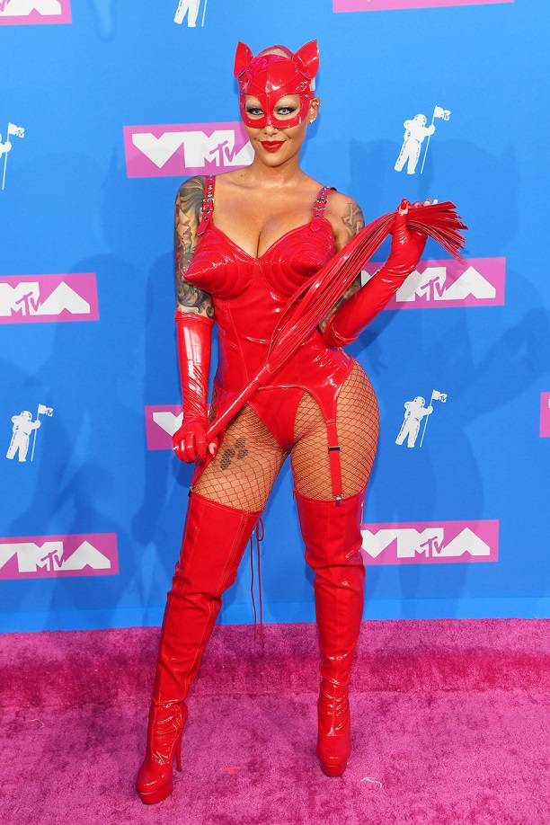 На вручение премии MTV VMA Рита Ора пришла практически голой