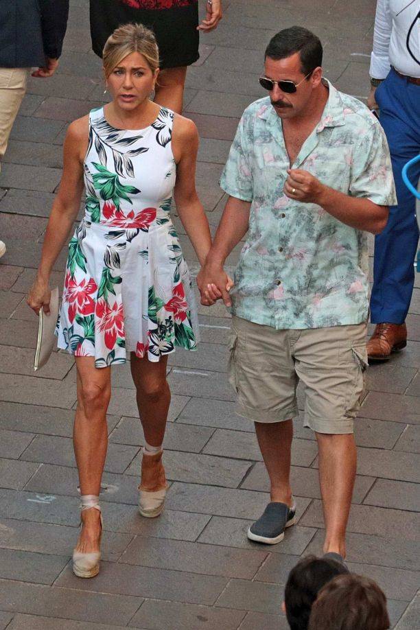 Дженнифер Энистон отправилась на романтическую прогулку с известным актером