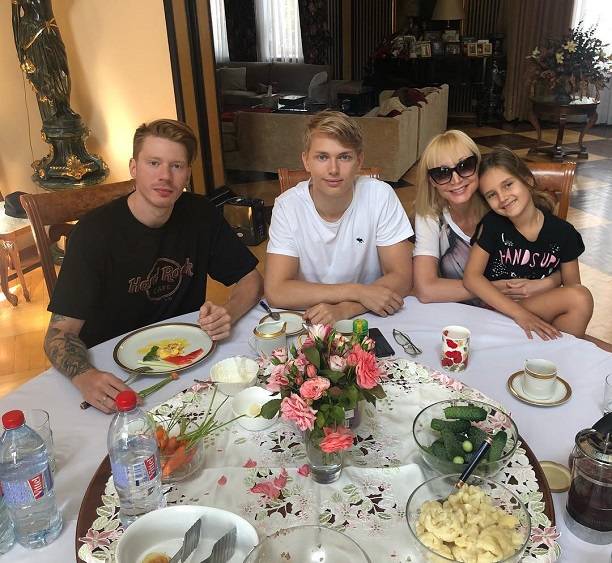 Кристина Орбакайте опубликовала совместный снимок с тремя детьми