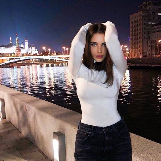 Анастасия Решетова устроила эротическую фотосессию около стен Кремля