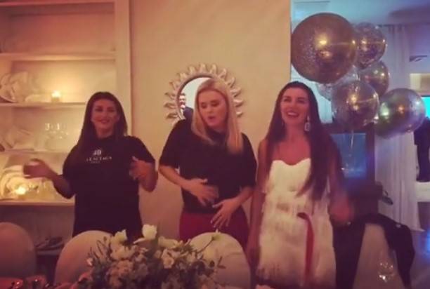 Анна Семенович, Анна Седокова и Жасмин устроили жаркие танцы в ресторане