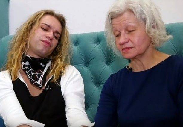 Гоген Солнцев не показывает лицо 63-летней жены после операции