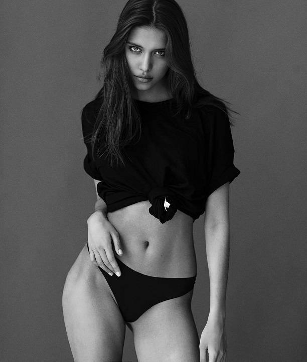 Альбина Джанабаева обновила блог снимком в плаще на голое тело