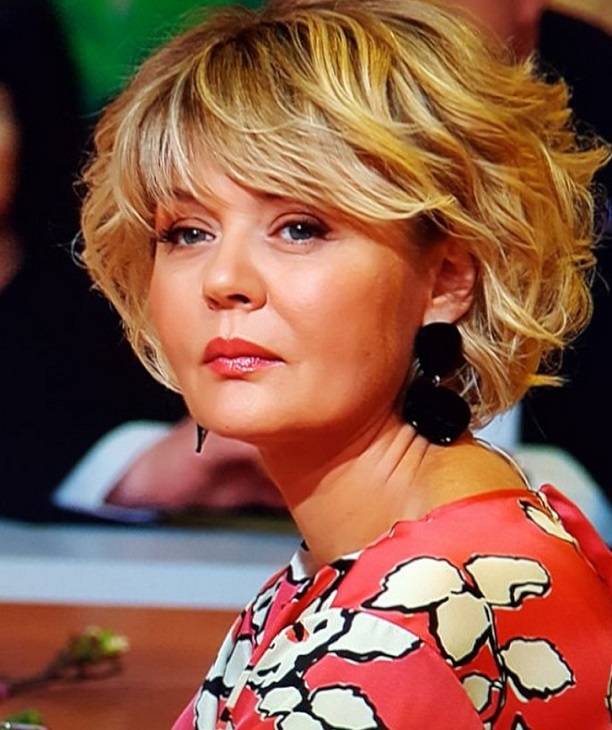 С новой причёской Юлия Меньшова выглядит заметно моложе