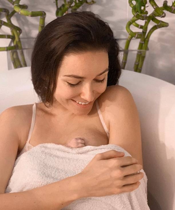 Ирена Понарошку раскрыла пол ребенка и опубликовала первую фотосессию после родов