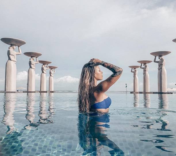 Скромница Рита Дакота показала фото в купальнике и рассказала, как хорошо живётся на Бали богачам