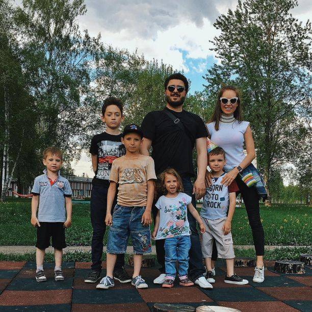 30-летняя блогер Коко Наваррская ждёт шестого ребёнка