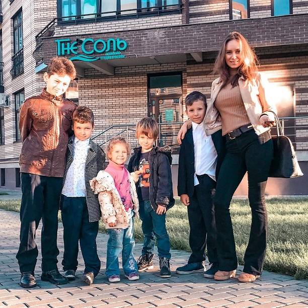 30-летняя мама пятерых детей Коко Наваррская призналась, что не ожидала 6-ой беременности