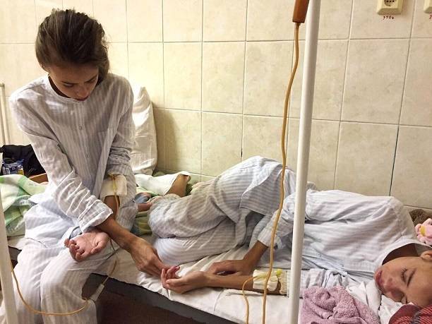 Экс-участница Дом-2 спасает больных анорексией 14-летних близняшек