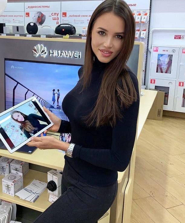 Анастасия Решетова соблазняет мужчин в магазинах техники