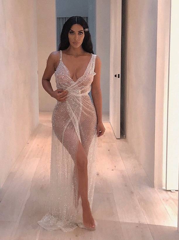 Ким Кардашьян готовится выйти в свет голой и в совершенно прозрачном платье