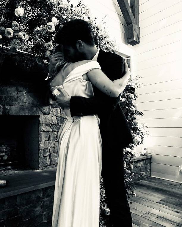 Певица Майли Сайрус опубликовала фотоотчёт с собственной свадьбы