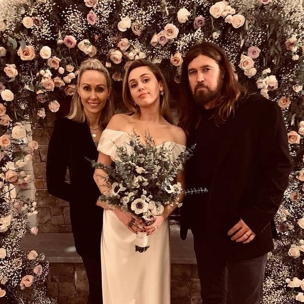 Певица Майли Сайрус опубликовала фотоотчёт с собственной свадьбы