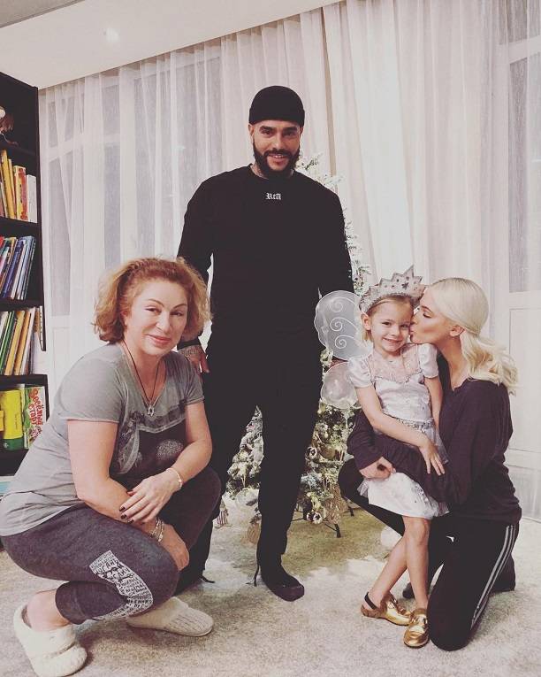 Алена Шишкова воссоединилась со своей настоящей семьёй