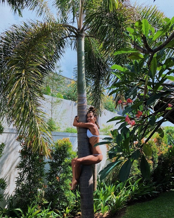 Кети Топурия в купальнике решила покорить пальму