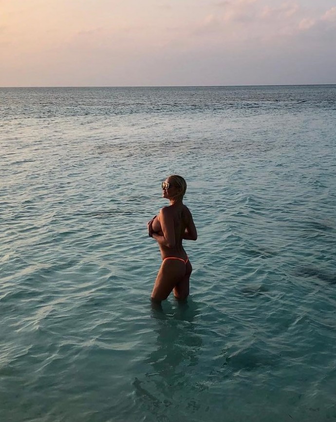Анастасия Волочкова продолжает восхищать мир своими позами на Мальдивах (30 фото)