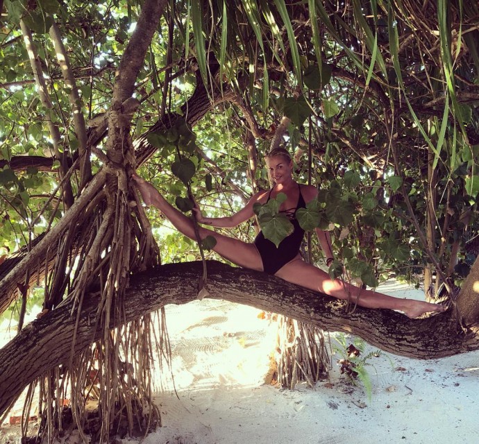 Анастасия Волочкова продолжает восхищать мир своими позами на Мальдивах (30 фото)
