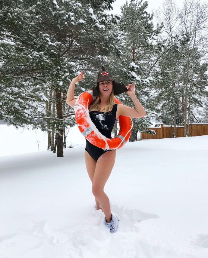 Анна Семенович в пляжном наряде купается в снегу и травит анекдоты