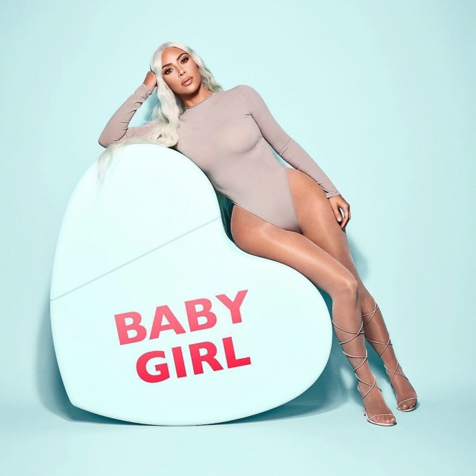 Натянув колготочки на попу, блондинка Ким Кардяшьян предстала в новой рекламной кампании