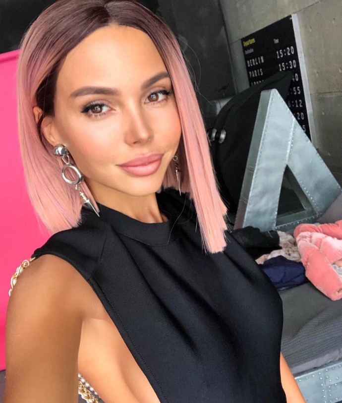 Оксана Самойлова омолодилась за счет розовых волос